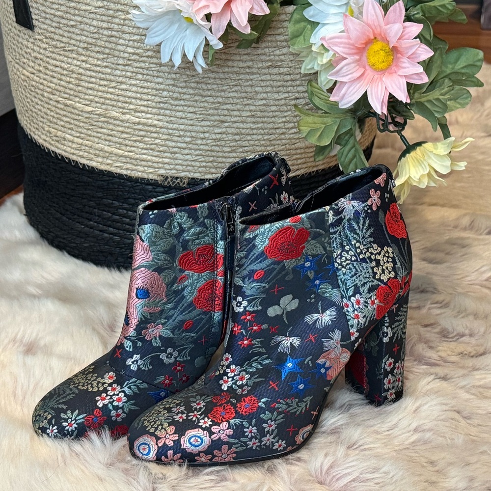Sam Edelman Floral Embroidered Ankle Boots. (NWOT)